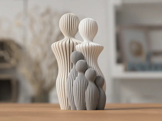 Skushy beeld gezin met 4 kinderen – moderne abstracte familiesculptuur